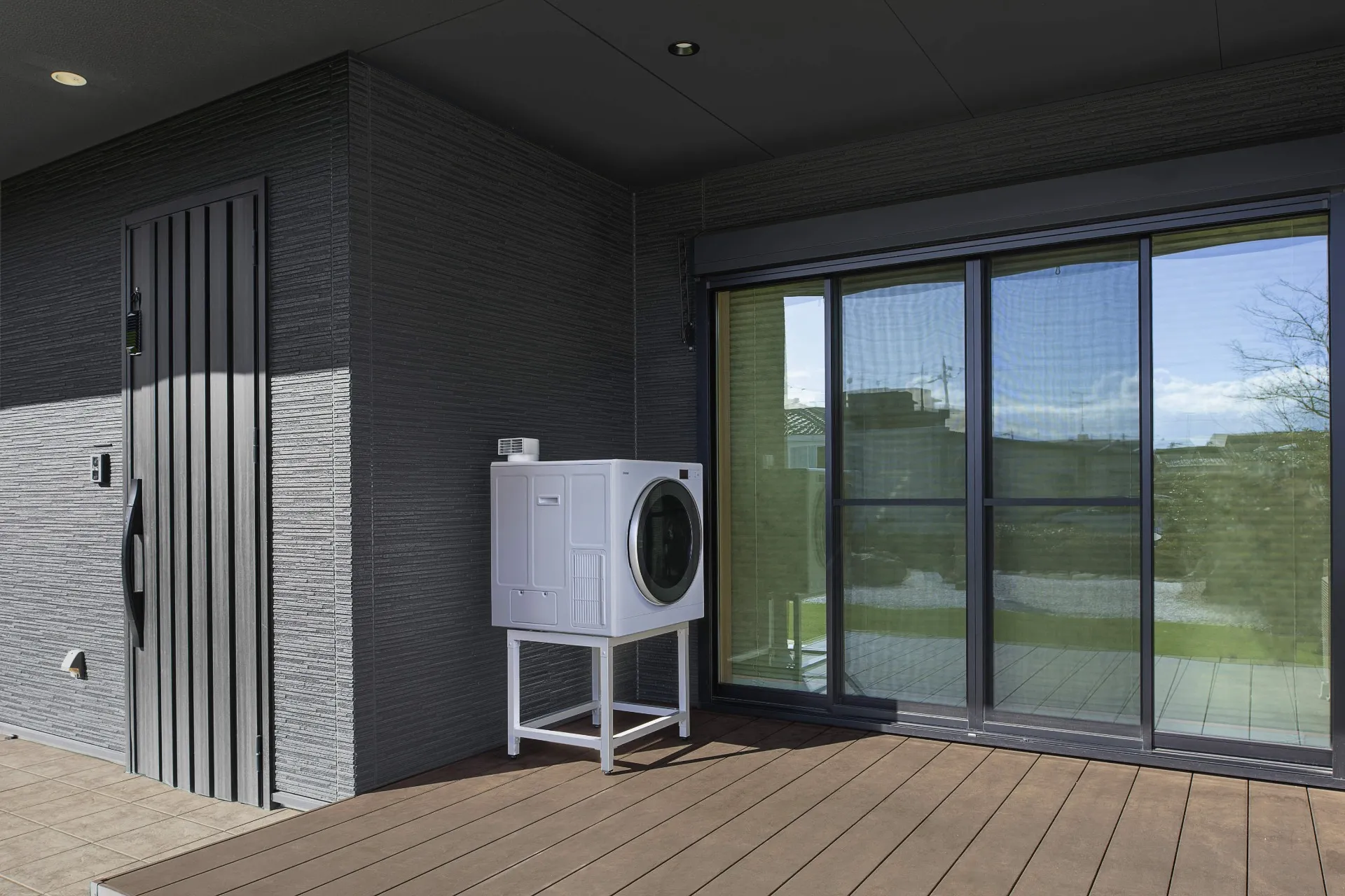 室内に置けなくても、あきらめなくて大丈夫！ 「乾太くん」軒下設置用モデル