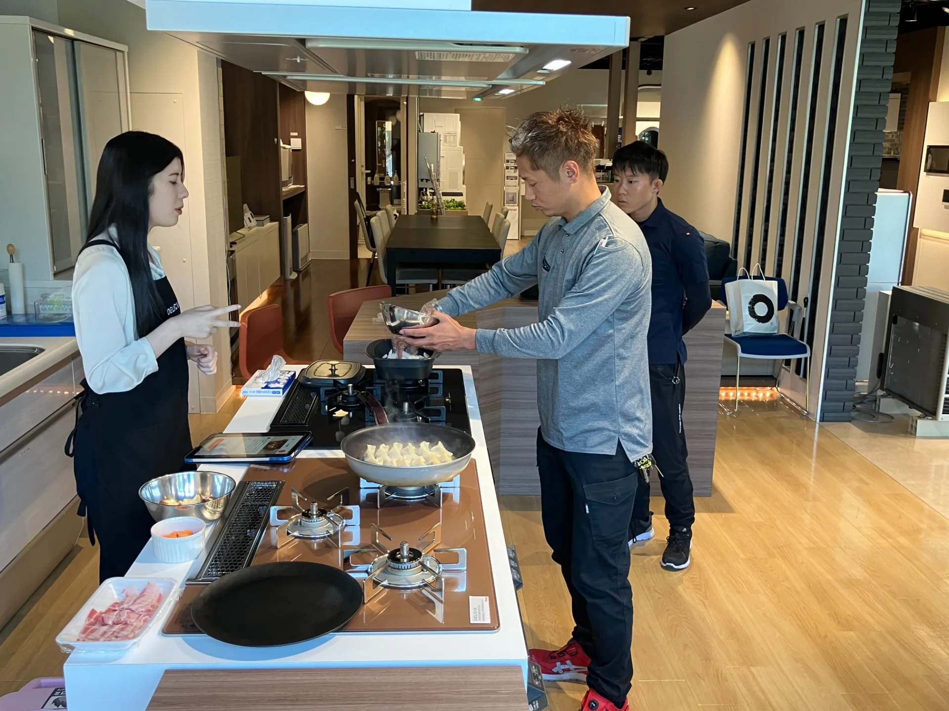 オート調理機能体験つぎに食材を指定の鍋にいれる