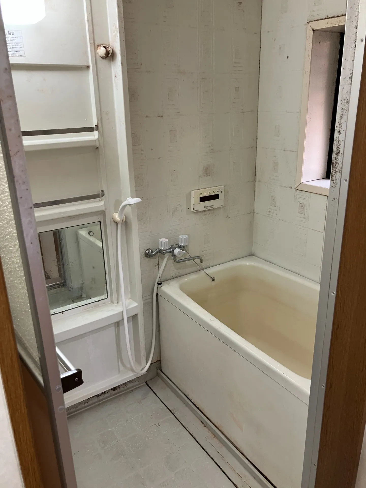 神戸市東灘区の築27年戸建て。老朽化した在来浴室から一新したTOTOリモデルバスルームWTシリーズ。施工前写真