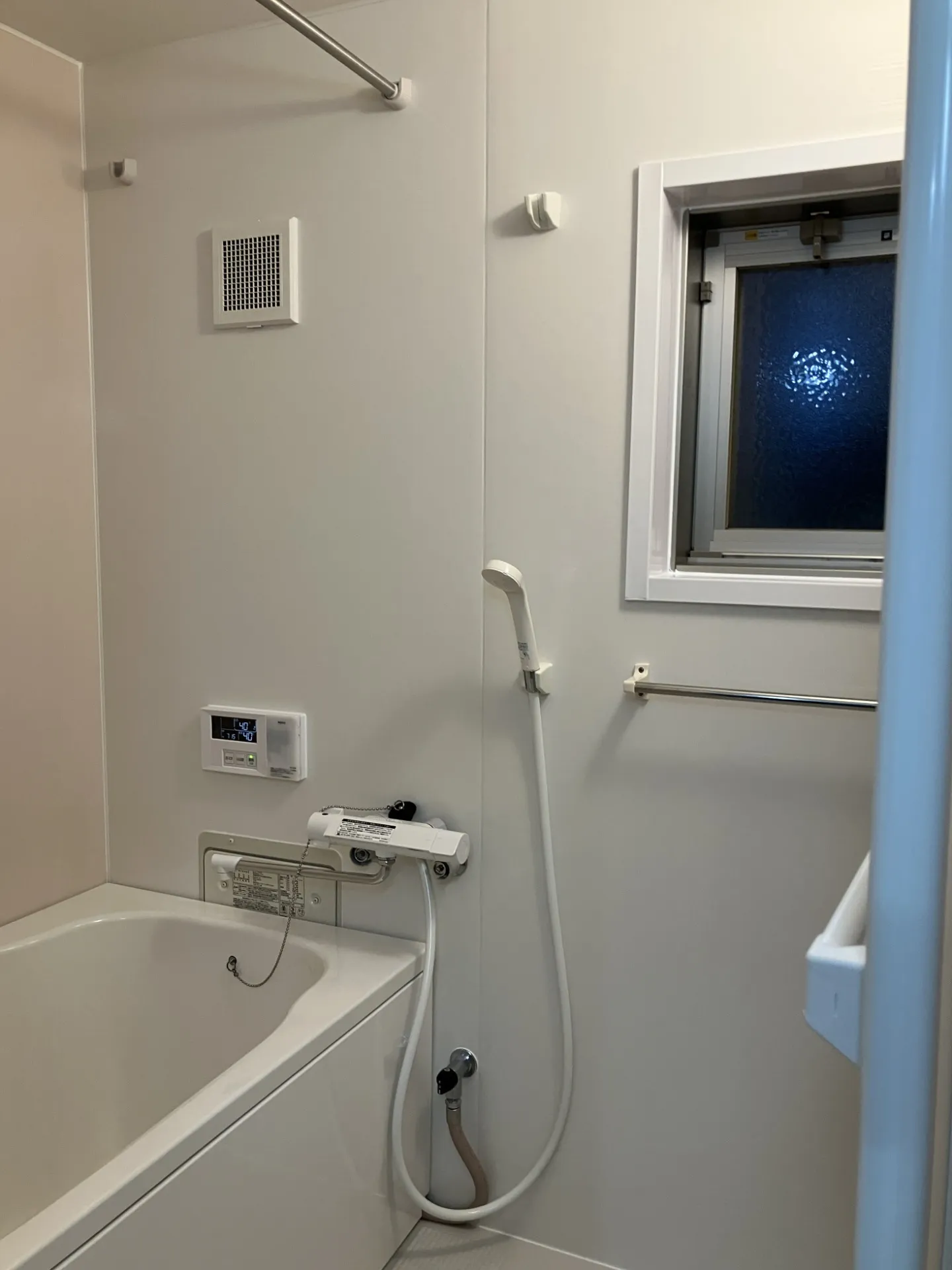 リフォーム完了後のハウステック製システムバスLAシリーズ。浴室換気暖房乾燥機の代わりに設置したランドリーパイプと換気グリル